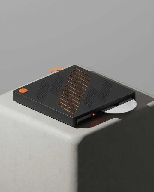Objet noir et orange présenté sur un socle clair